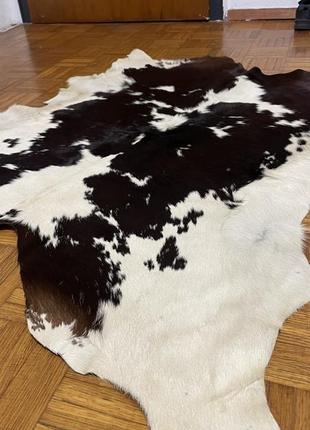 Натуральная кожа коровы – роскошный материал для украшения пола или стен.