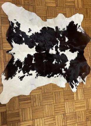 Натуральная кожа коровы – роскошный материал для украшения пола или стен.