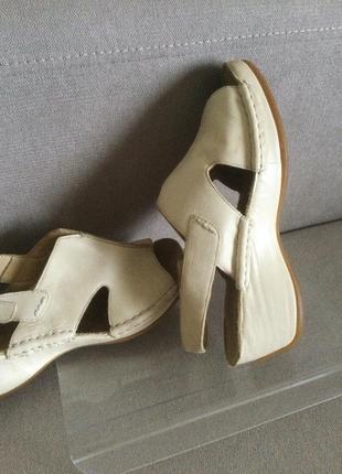 Супер зручні шкіряні босоніжки дорогого англійського бренду clarks