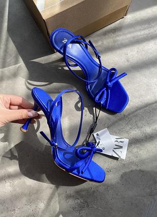 Босоніжки на невисоких підборах із бантом zara