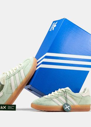 Женские кроссовки adidas uniform