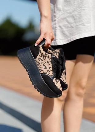 Кросівки  колір - беж та чорні матеріал - еко шкіра.