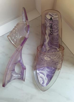 Стильні незвичайні прозорі шльопанці з гострим носком