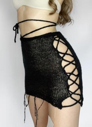 Юбка короткая мини вязаная черная со шнуровкой вырезами полупрозрачная