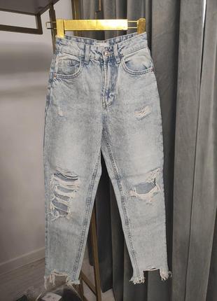 Джинсы мом с рваностями bershka