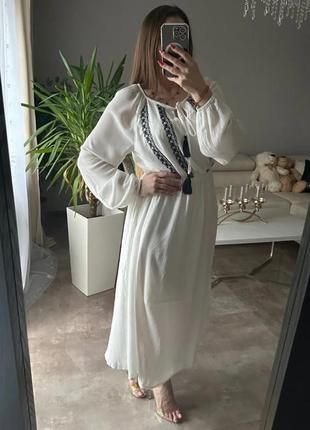 Біла бавовняна сукня з вишивкою