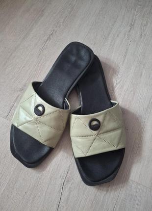 Шкіряні шльопанці