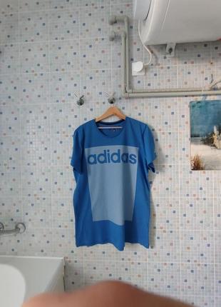 Футболка adidas.