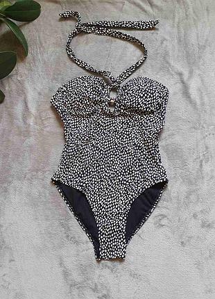 Очень красивый слитный купальник.