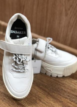 Белые кроссовки bershka