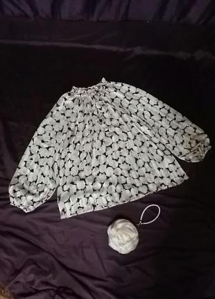 Ошатна блуза вільного крою бежевого і чорного кольору. принт мушлі.комбінований шифон.2 фото