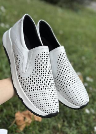 Чоловічі білі шкіряні кросівки з перфорацією / білі чоловічі макасини / кросівки з перфорацією/ білі мокасини з натуральної шкіри