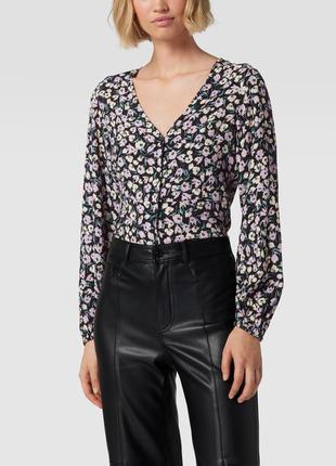 Mango блуза черного цвета с цветочным узором р.xs