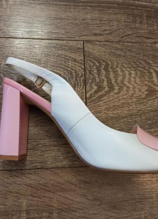 Гарні оригінальні босоніжки 40р натуральна шкіра