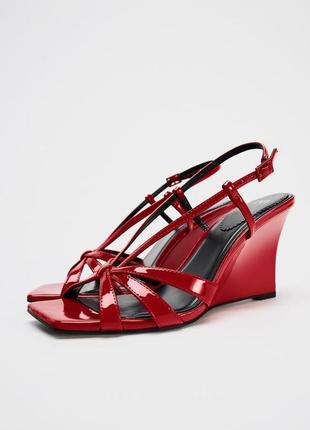 Лаковані босоніжки з ремінцями zara