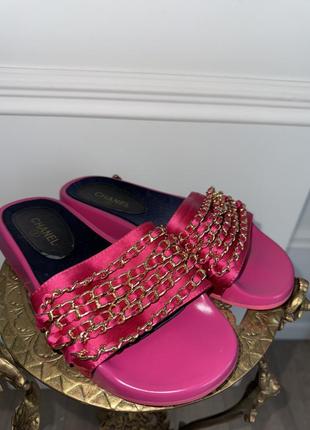 Шльопанці модного дому chanel