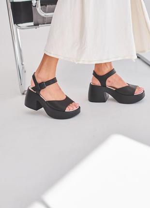 Босоніжки жіночі шкіряні на масивній чорній підошві