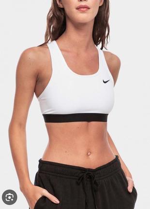 Белый спортивный топ nike