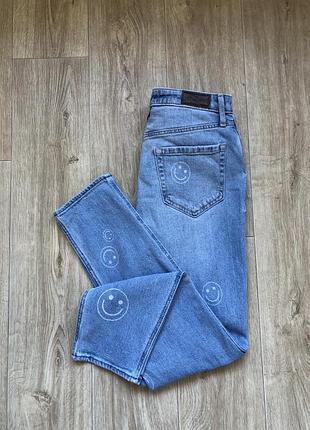 Джинсы с дырками мом