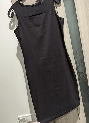 Платье футляр в обтяжку с разрезом на груди