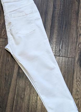 Класні білі укорочені штани джинси скіни з високою посадкою