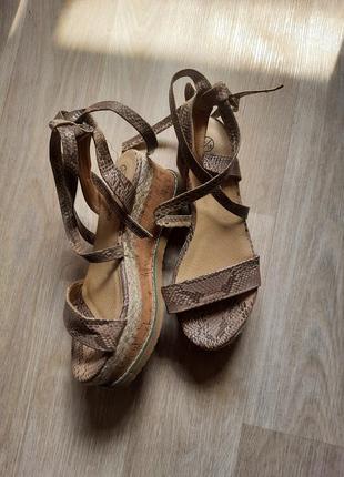 Шикарні босоніжки boohoo танкетка