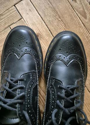 Кожаные черные туфли броги dr. martens 3989 brogue shoes лоферы dr. martens8 фото