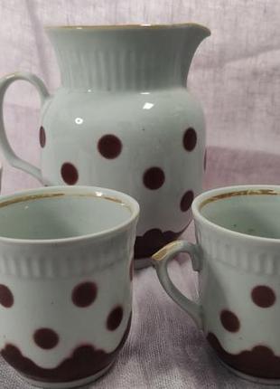 Кувшин с чашками