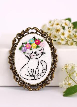 Брошь с вышитым котиком / вышитая брошь с котиком