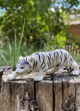 Белый тигр! 🐅фарфоровая фигурка миниатюра сувенир статуэтка винтаж тигрик крадующаяся ручная роспись