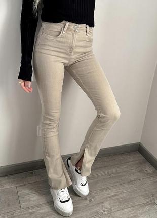 Джинсы с разрезами bershka