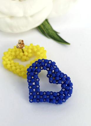 Серьги из бисера ручной работы сердечка. бисерные серьги. сине-желтые сердца.