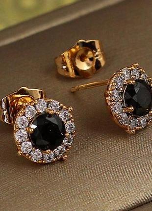 Серьги гвоздики  xuping jewelry  черный камень в ободке из фианитов 9 мм золотистые
