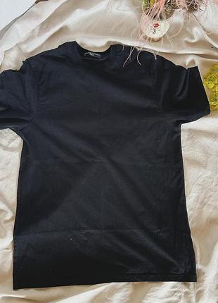 Черная футболка