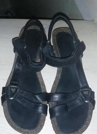 Teva (usa) - шкіряні босоніжки на танкетці 41 розмір (27 см)