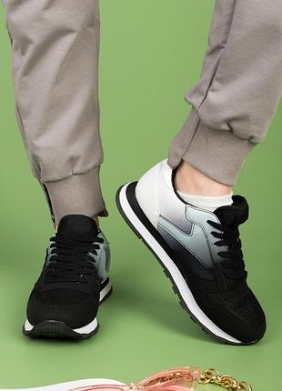 Продам жіночі кросівки