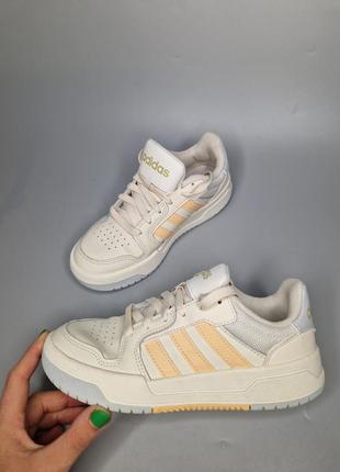 Класні кросівки adidas