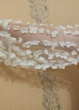 Біла святкова, вечірня сукня з пишними рукавами з квітами