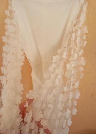 Біла святкова, вечірня сукня з пишними рукавами з квітами