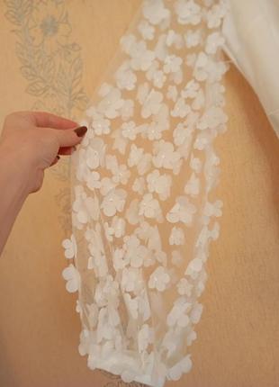 Біла святкова, вечірня сукня з пишними рукавами з квітами