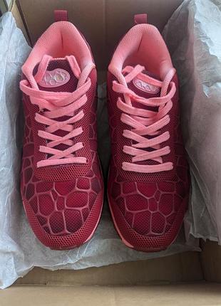 Кросівки жіночи