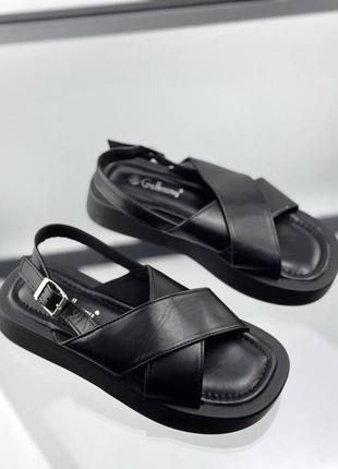 Босоніжки сандалі на платформі чорні і білі