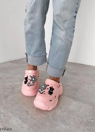 Кроксы шлепанцы со съемными джибитсами женские розовые белые черные 36-41
