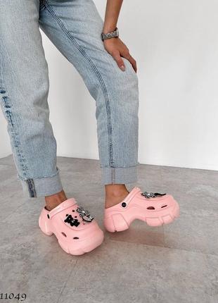 Кроксы шлепанцы со съемными джибитсами женские розовые белые черные 36-41