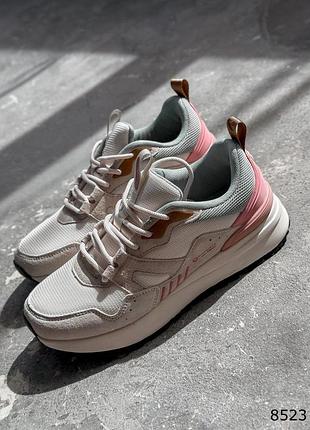 Кросівки жіночі