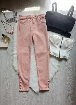 Розовые укороченные джинсы скинни капри с кнопками снизу пудровые светлые штаны кроп bershka