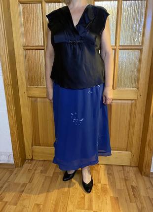 Довга шовкова спідниця синього кольору великого розміру