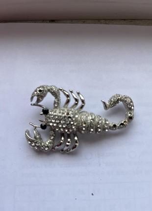 Брошка-скорпіон
