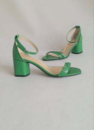 Кожаные босоножки на каблуке собственное производство