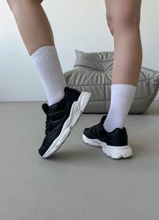 Легенькі та зручні жіночі кросівки / демісезонні / весняні, літні, осінні / текстиль, сітка, шкіра / чорні, білі3 фото